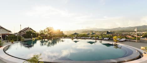 Açık yüzme havuzu, havuz şemsiyeleri, şezlonglar