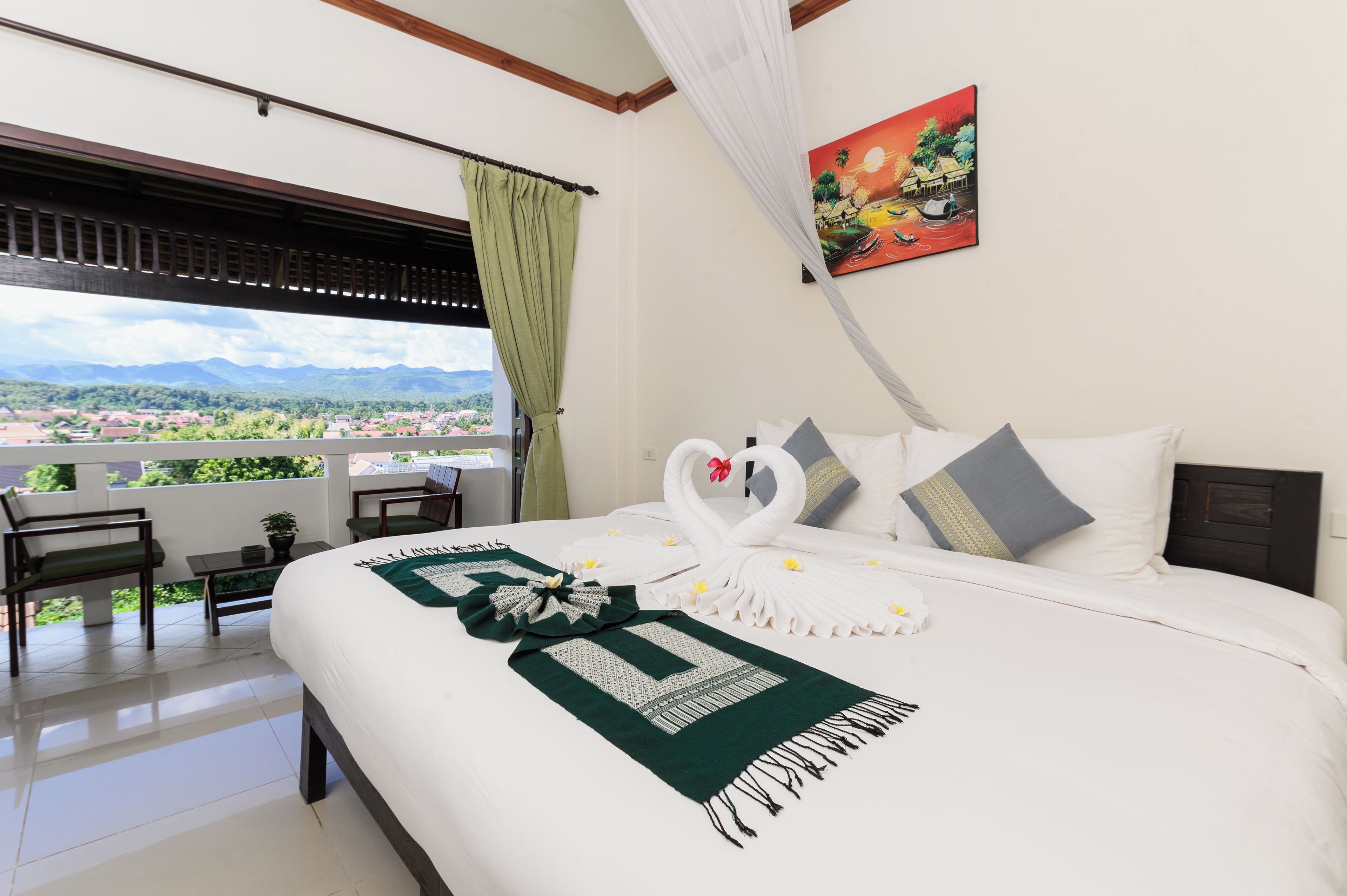 Minibar, caja de seguridad en la habitación y decoración personalizada 