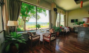 บริการอาหารเช้า, อาหารนานาชาติ, บริเวณรับประทานอาหารกลางแจ้ง 