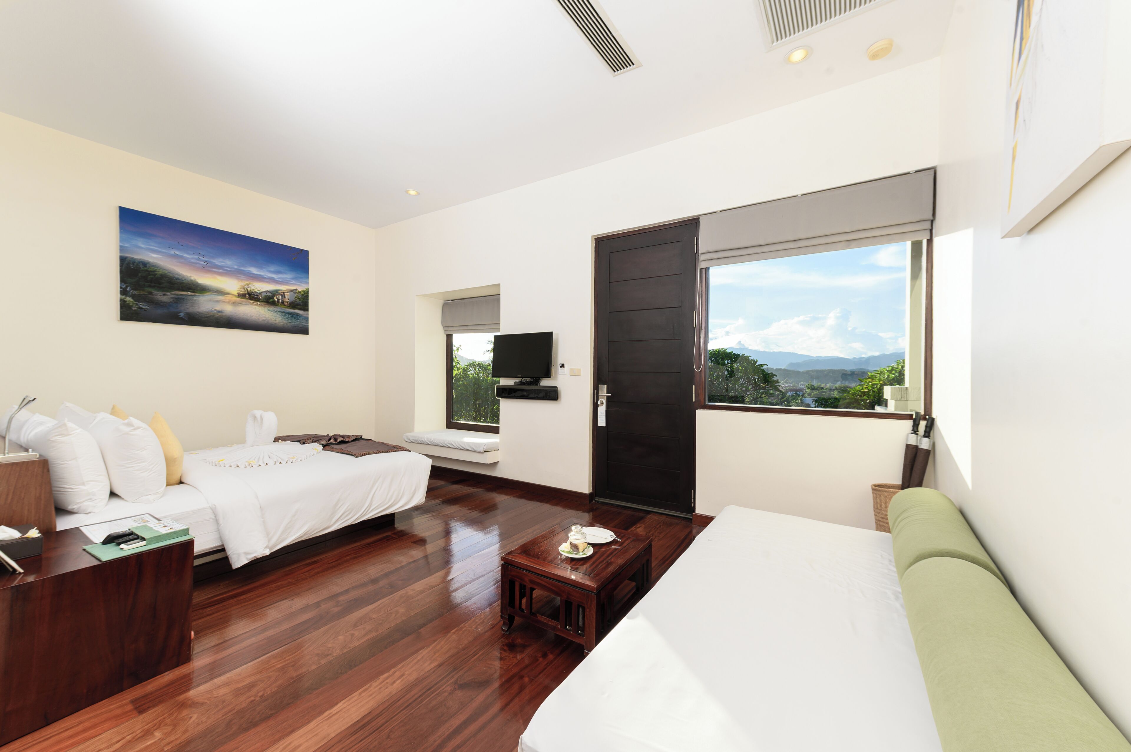 Minibar, caja de seguridad en la habitación y decoración personalizada 