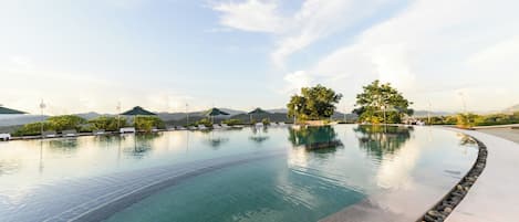 Piscine extérieure, parasols, chaises longues