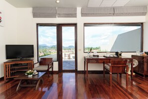 Terrace Twin Room | Living area | 42-inch LCD TV with cable channels, TV, DVD player - Luang Prabang View Hotel (Luang Prabang)