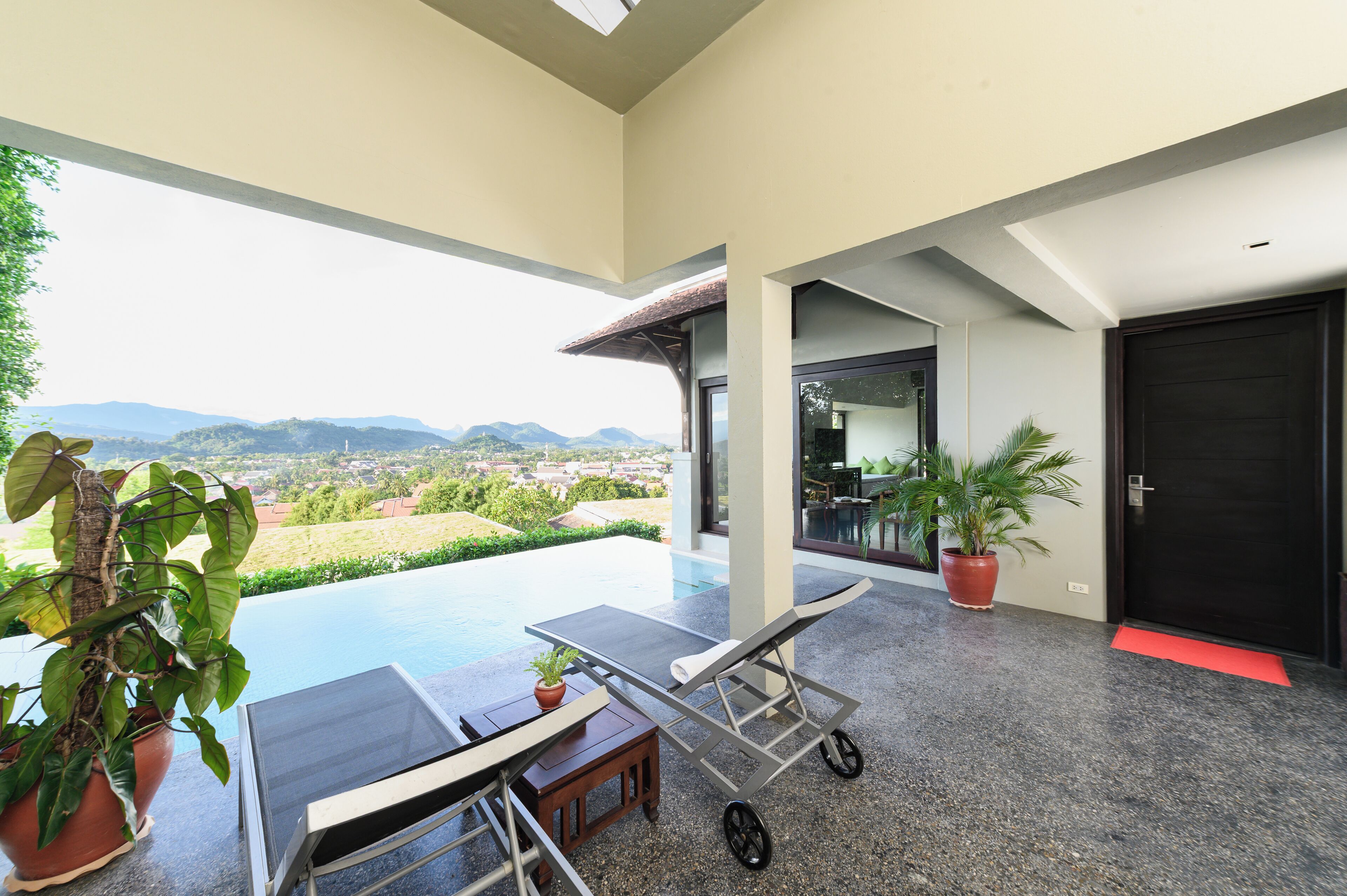 Minibar, caja de seguridad en la habitación y decoración personalizada 