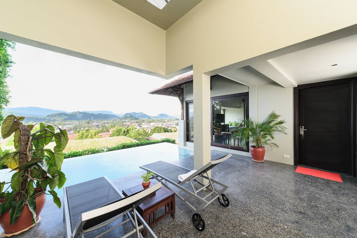 Minibar, caja de seguridad en la habitación y decoración personalizada