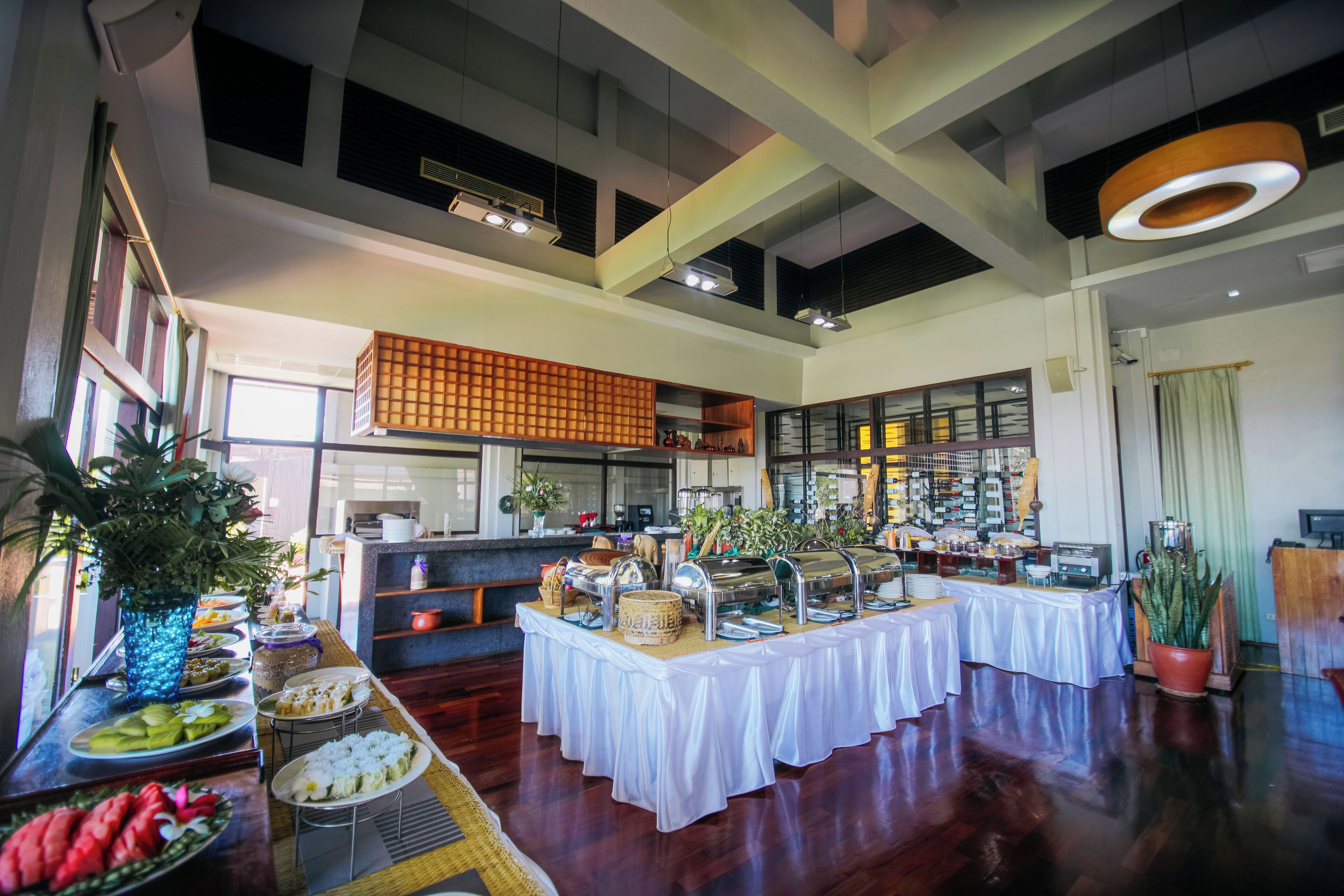 breakfast, lunch served; international cuisine, al fresco dining