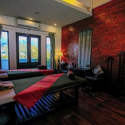 Couples treatment rooms, body treatments, Thai massages, facials