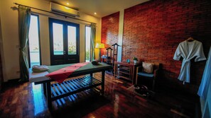 Couples treatment rooms, body treatments, Thai massages, facials