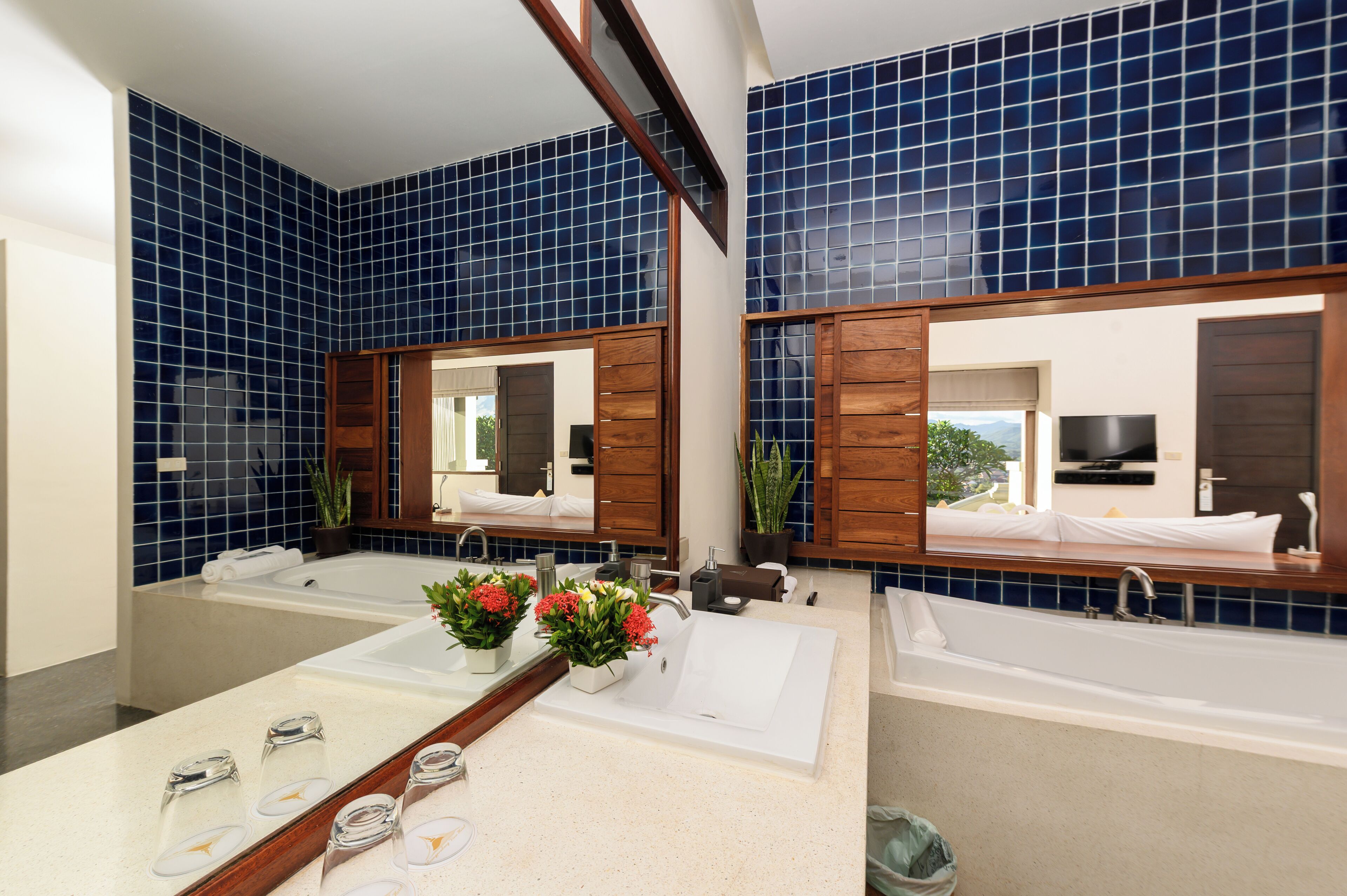 superior king room | bathroom | combined shower/bathtub, rainfall showerhead, free toiletries