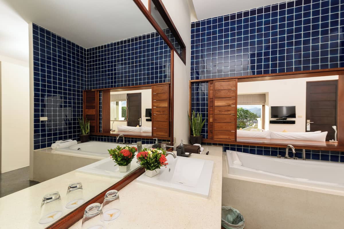 superior king room | bathroom | combined shower/bathtub, rainfall showerhead, free toiletries