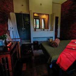 Couples treatment rooms, body treatments, Thai massages, facials