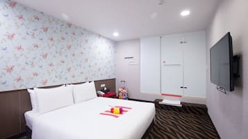 Double Room | 1 bedroom, desk, iron/ironing board, free cribs/infant beds