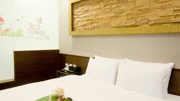 Desk, iron/ironing board, free cots/infant beds, bed sheets