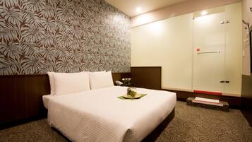 Desk, iron/ironing board, free cots/infant beds, bed sheets