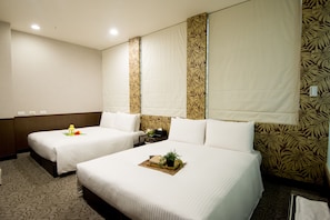 Desk, iron/ironing board, free cots/infant beds, bed sheets - Ximen Holiday Fun Hotel (Taipei)