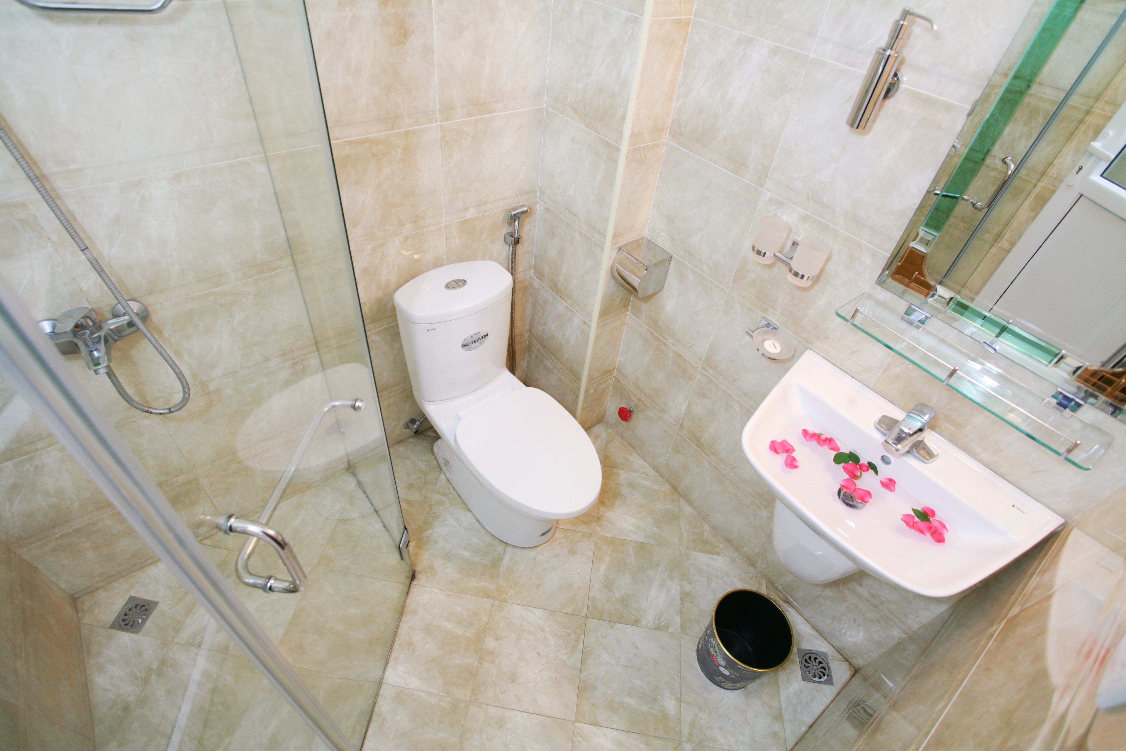 double room, 1 double bed, city view | bathroom | shower, rainfall showerhead, free toiletries, hair dryer