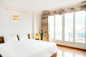 Doppelzimmer, 1 Doppelbett, Stadtblick | Schreibtisch, laptopgeeigneter Arbeitsplatz, Verdunkelungsvorhänge