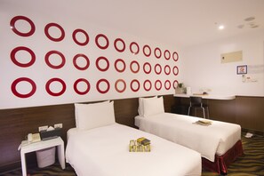 Habitación estándar con 2 camas individuales, 2 camas individuales | Edredón, caja de seguridad en la habitación y escritorio