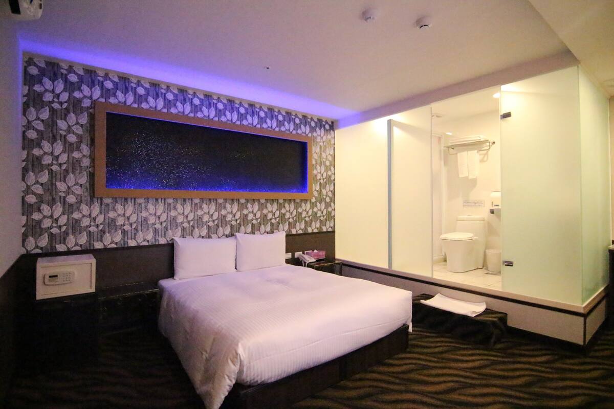 Standard Double Room | Down comforters, in-room safe, desk, blackout drapes