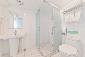 Quadruple Room | Bathroom | Shower, free toiletries, hair dryer, towels