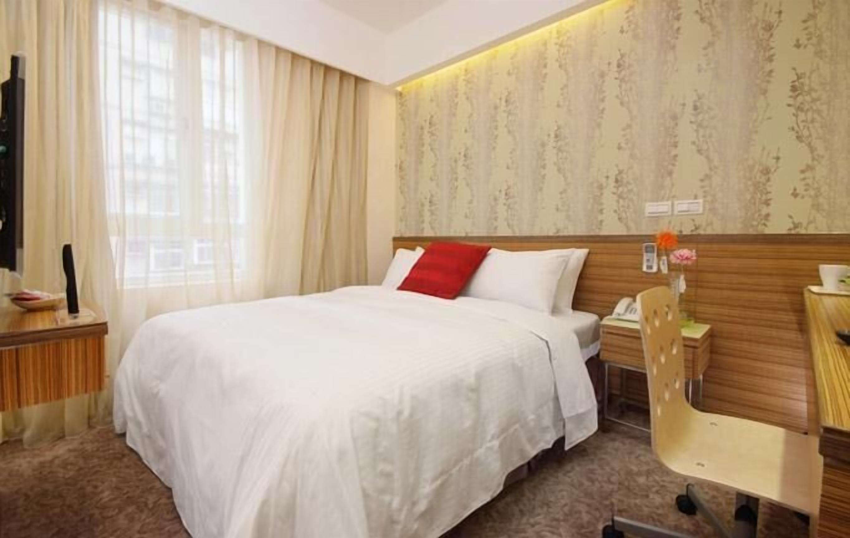 desk, iron/ironing board, free wifi