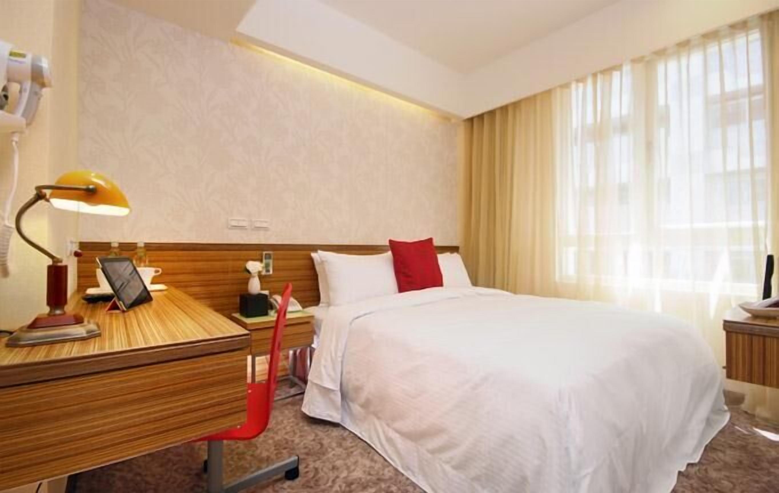 desk, iron/ironing board, free wifi