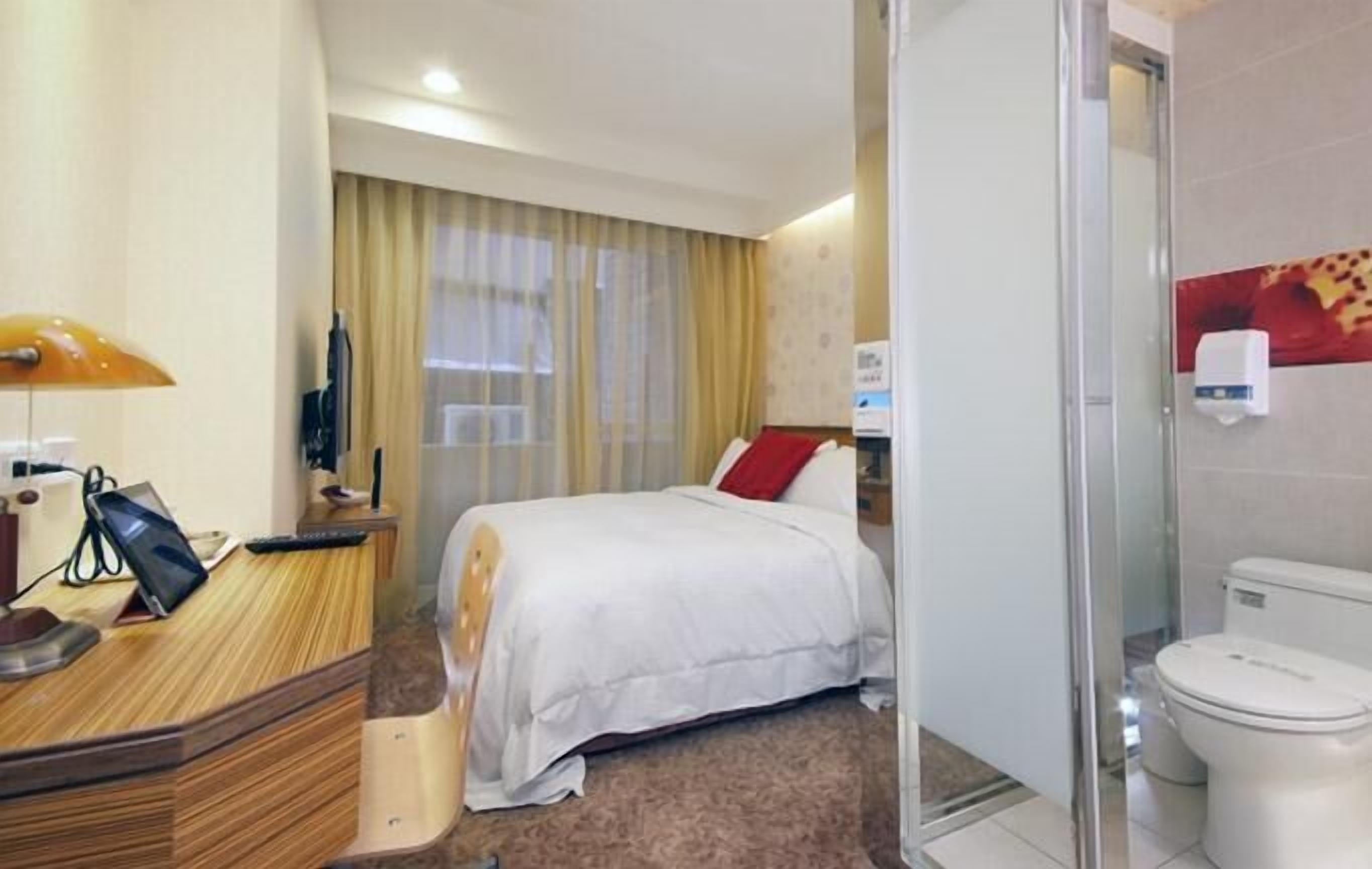 desk, iron/ironing board, free wifi