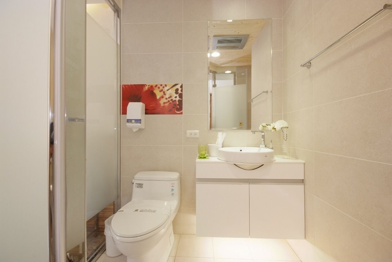 superior double room | bathroom | free toiletries, hair dryer, bidet, towels