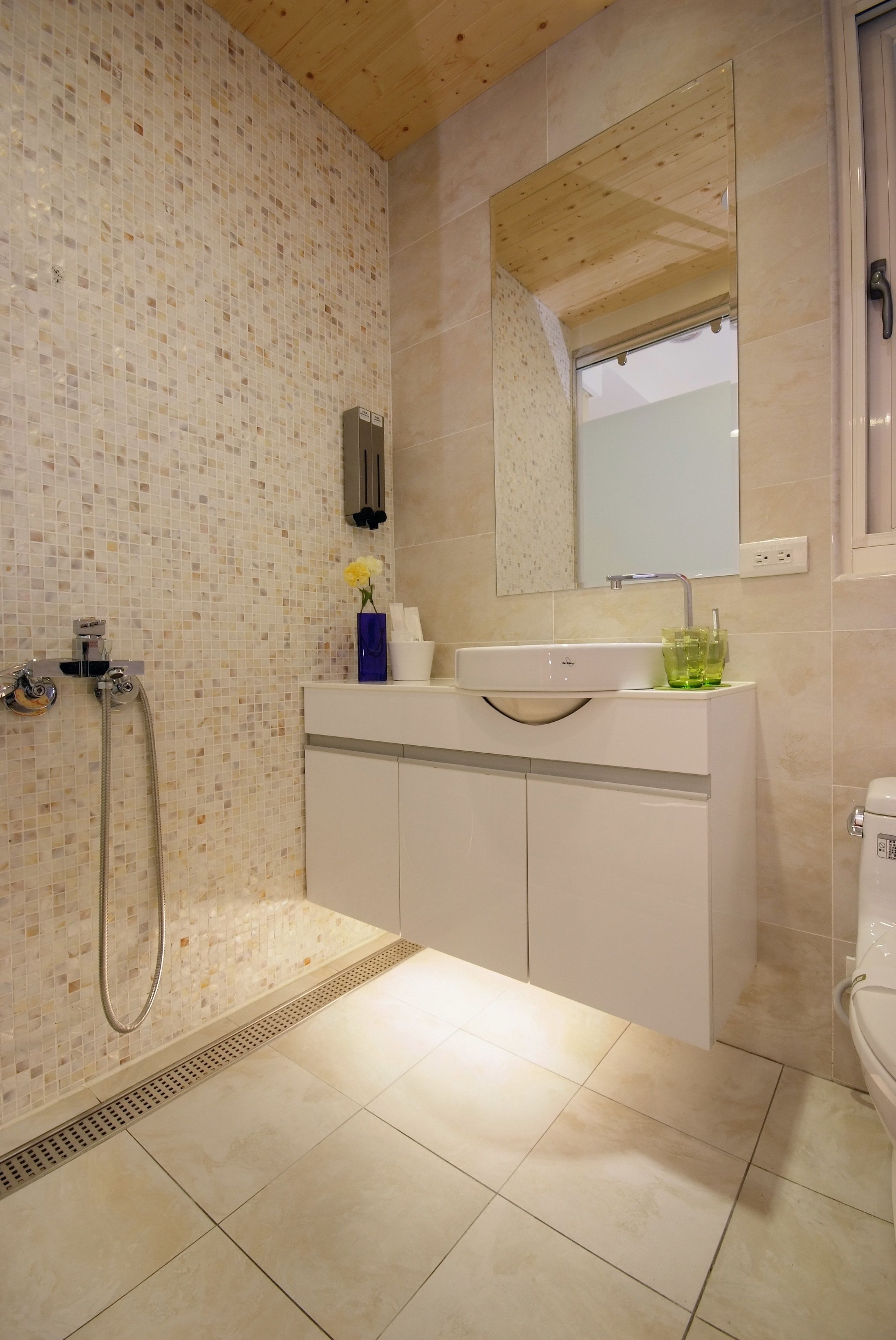 free toiletries, hair dryer, bidet, towels