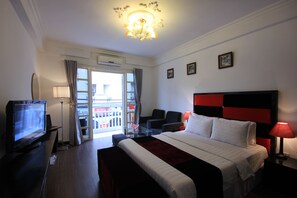 Honeymoon Suite | 1 bedroom, free minibar items, desk, soundproofing - Hanoi Crystal Hotel (Hanoi)