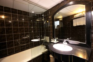 Separate tub and shower, rainfall showerhead, designer toiletries - Hanoi Crystal Hotel (Hanoi)