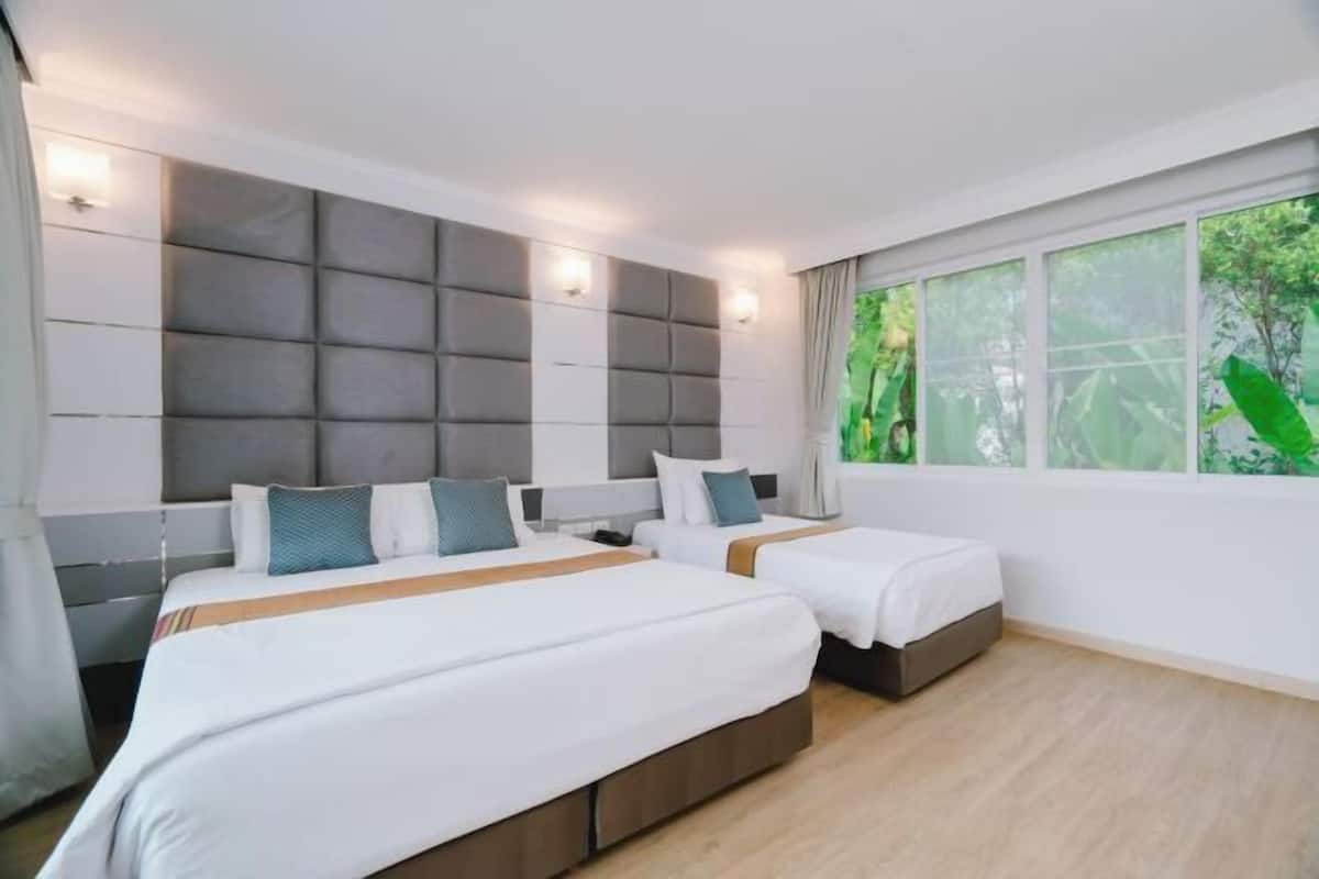 Minibar, in-room safe, desk, free WiFi