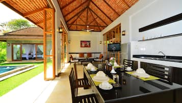 Vila de dois quartos | Frigobar, cofres nos quartos, escrivaninha, Wi-Fi de cortesia