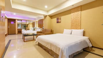 尊爵四人房, 2 張加大雙人床, 按摩浴缸 | 1 間臥室、隔音、免費無線上網、床單