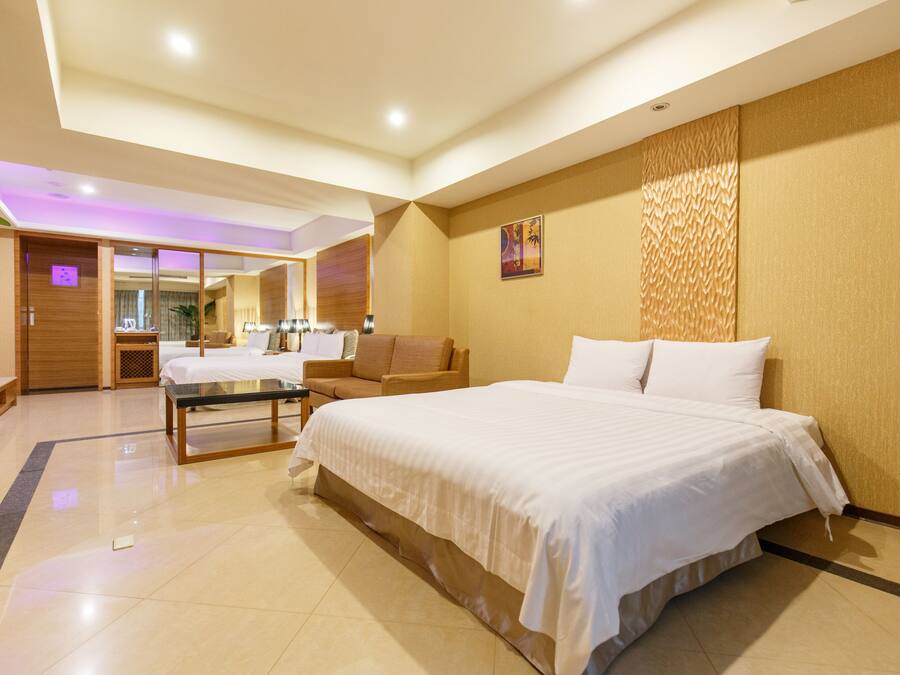 Exclusive Quadruple Room, 2 Queen Beds, Jetted Tub