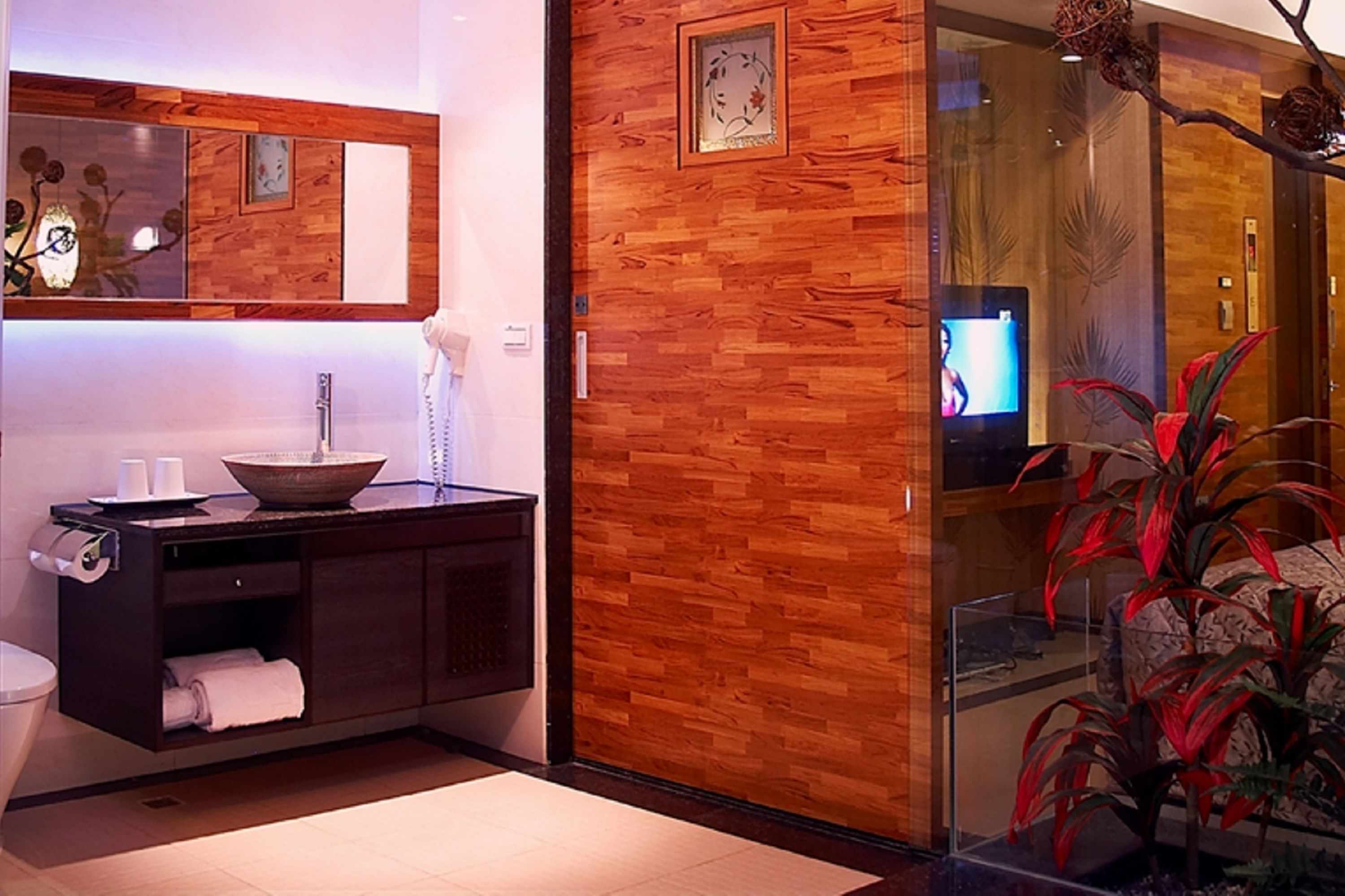 Elite Double Room, 1 Bedroom | Bathroom | Combined shower/tub, deep soaking tub, free toiletries, hair dryer