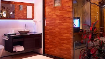 Elite Double Room, 1 Bedroom | Bathroom | Combined shower/tub, deep soaking tub, free toiletries, hair dryer