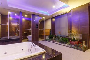 Habitación cuádruple exclusiva, 2 camas de matrimonio, bañera de hidromasaje | Bañera de hidromasaje cubierta