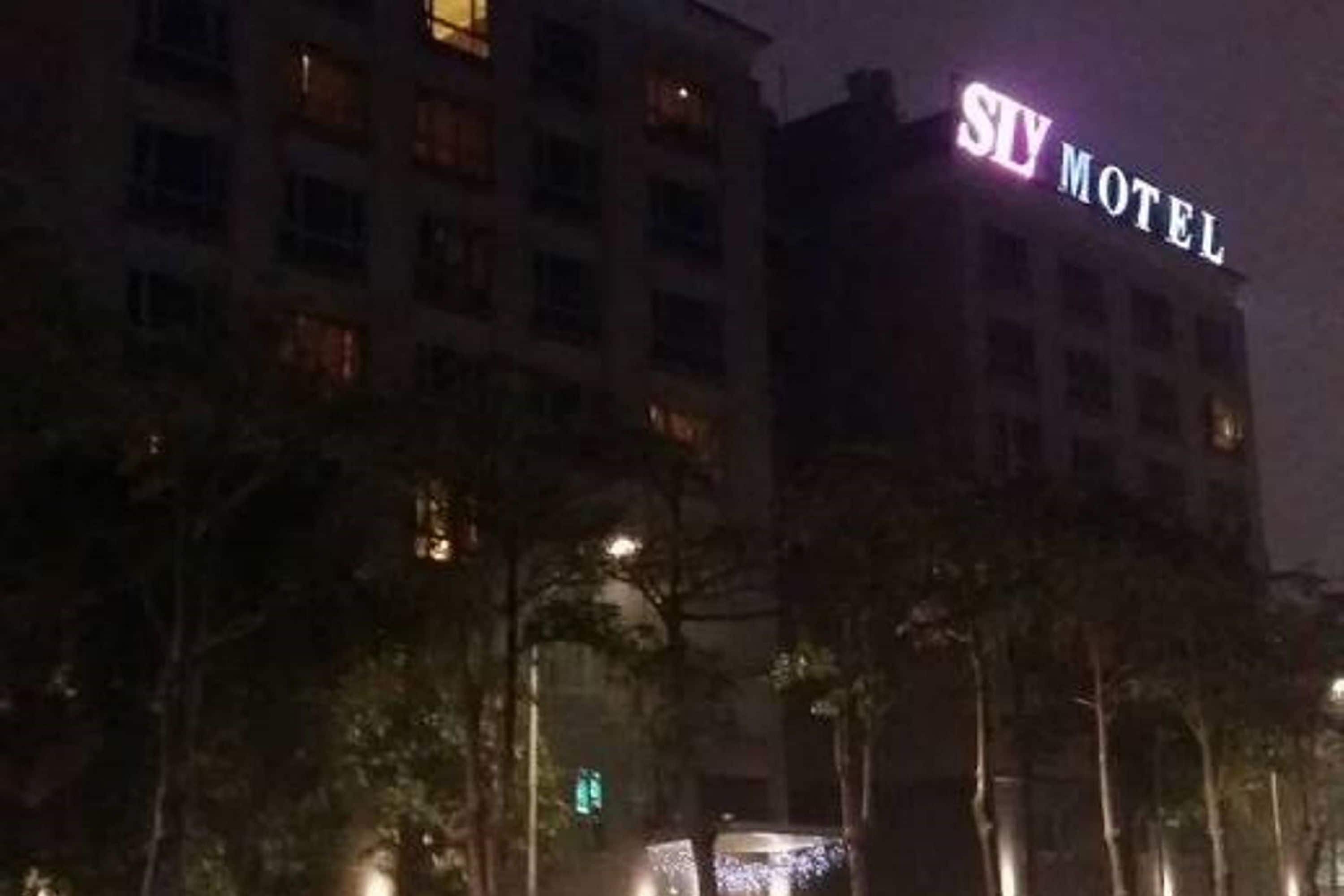 住宿正面 (夜晚)