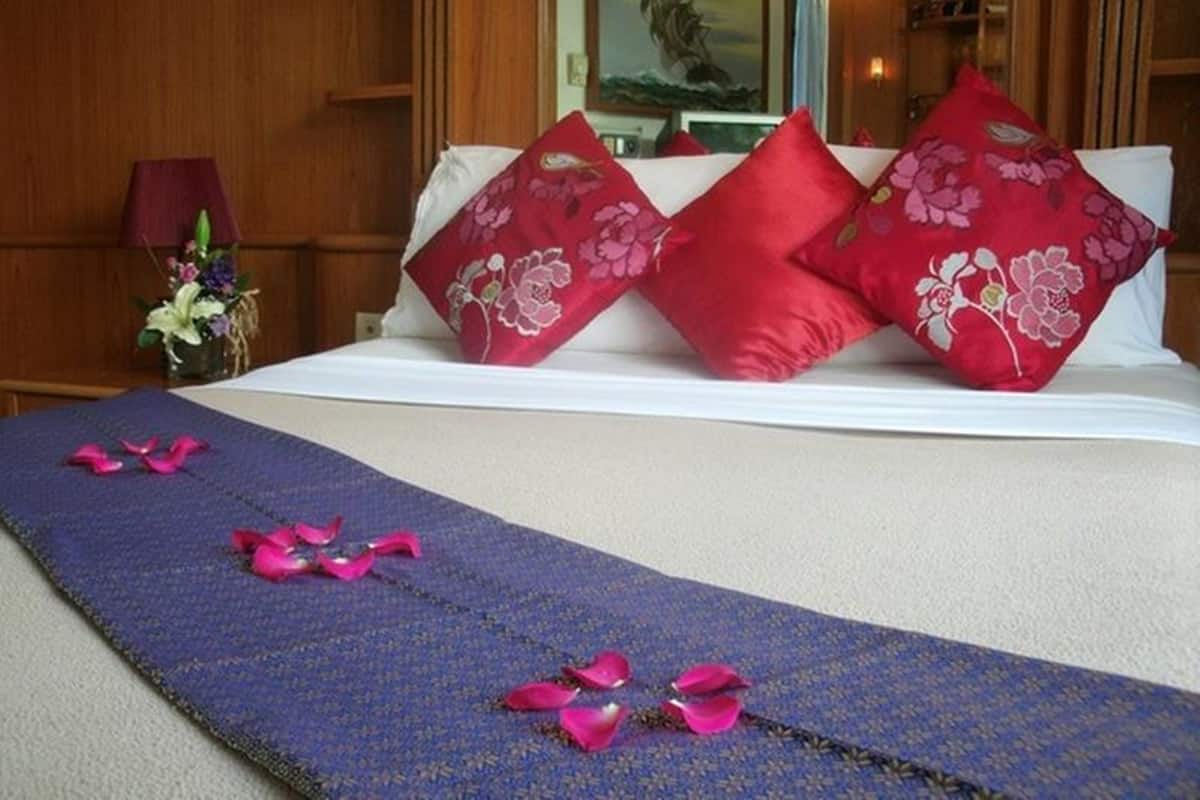 Suite, 2 Bedrooms | In-room safe, rollaway beds (surcharge), WiFi (free)