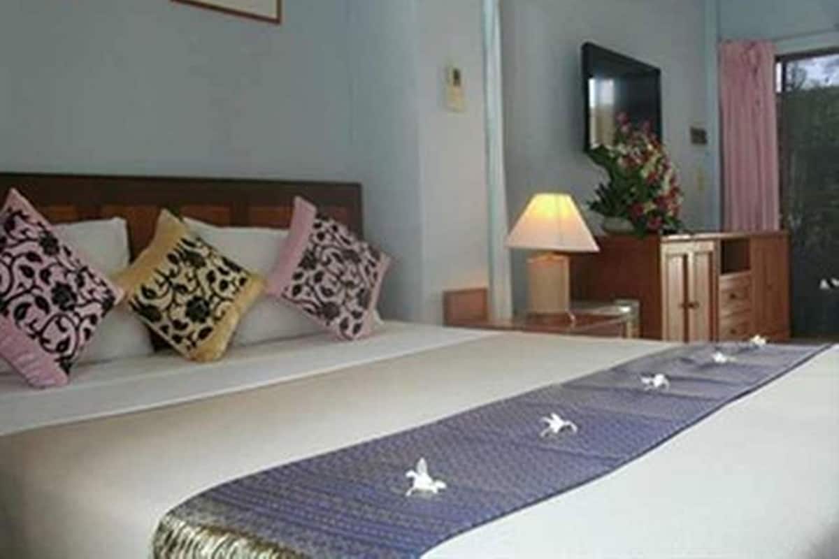 Suite, 1 Bedroom | In-room safe, rollaway beds (surcharge), WiFi (free)