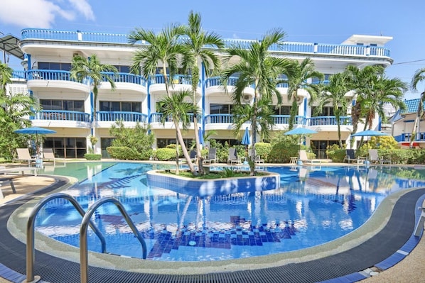 2 piscines extérieures