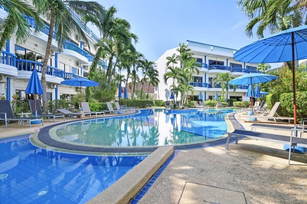 2 albercas al aire libre 