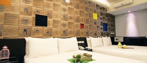 Quadruple Room | In-room safe, desk, free cribs/infant beds, free WiFi