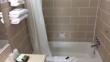 Combined shower/tub, free toiletries, hair dryer, towels