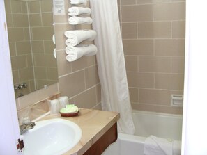 Standard Double Room, 2 Double Beds, Non Smoking | Bathroom - Lion Motel (South Stormont)