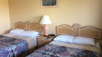 Quarto casal standard, 2 camas de casal, para não fumantes | Escrivaninha, ferros/tábuas de passar roupa, Wi-Fi de cortesia