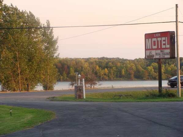 Exterior - Lion Motel (South Stormont)