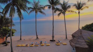 Am Strand, Liegestühle, Massagen am Strand