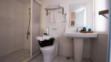 Een douche, een haardroger, pantoffels, handdoeken