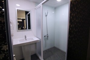 Buồng tắm vòi sen, máy sấy tóc, dép đi trong nhà, khăn tắm 